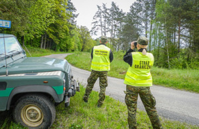 Funkcjonariusze z Placówki Straży Granicznej w Barcianach zatrzymali kierowcę firmy kurierskiej, który nie miał uprawnień do prowadzenia pojazdów.