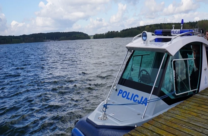 {Policjanci z Warmii i Mazur zaczęli sezonowe patrole na wodach regionu.}